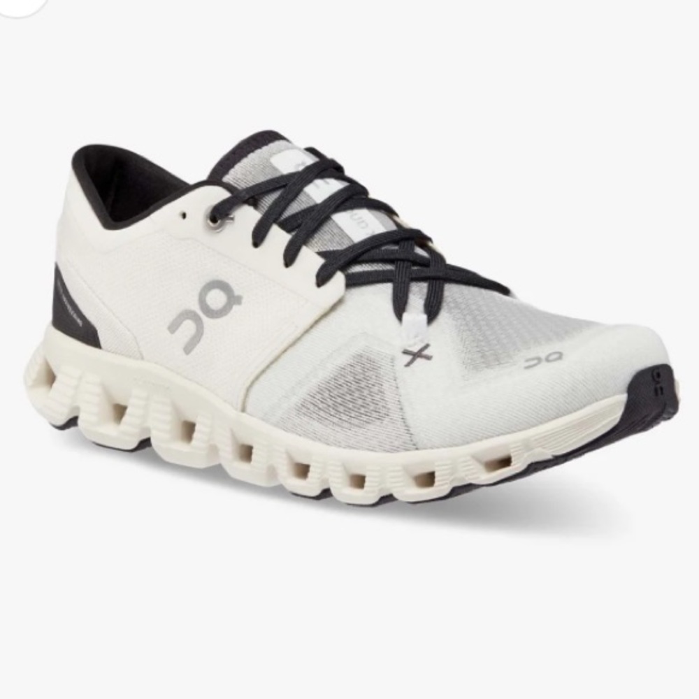 On Running Women's Cloud X 3 - Black and White